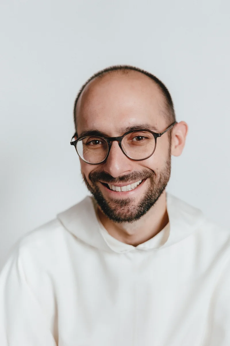 Uśmiechnięty br. Wojciech Błachowiak OP w białym habicie